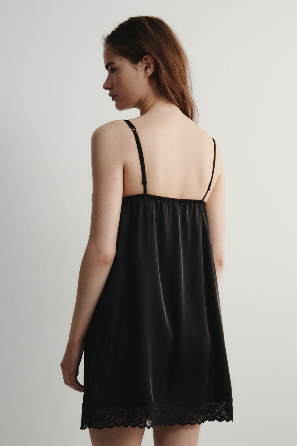 Платье домашнее атласное с кружевом на тонких бретелях - цвет черный - 3