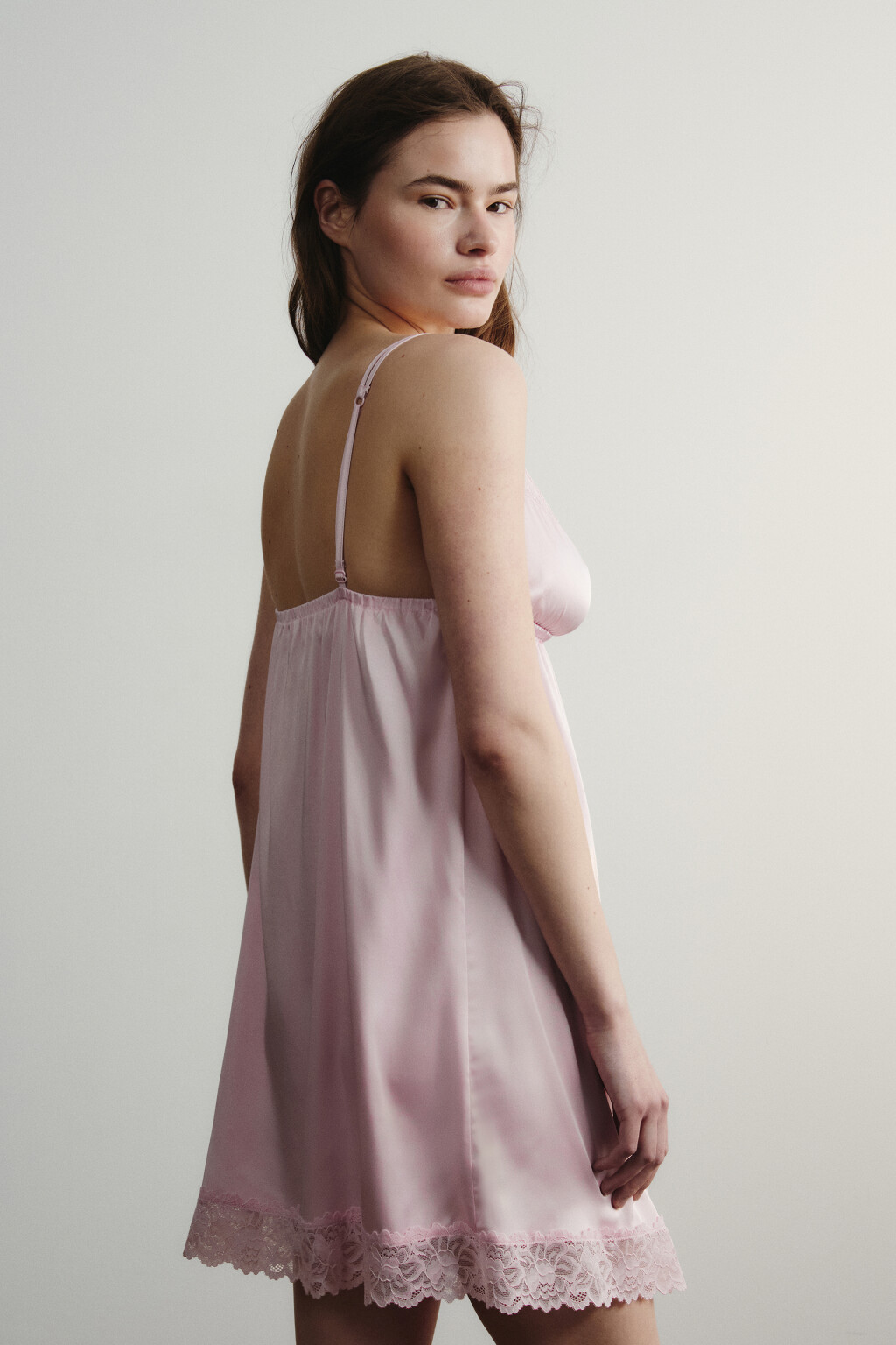 Платье домашнее атласное с кружевом на тонких бретелях - цвет розовый - 4