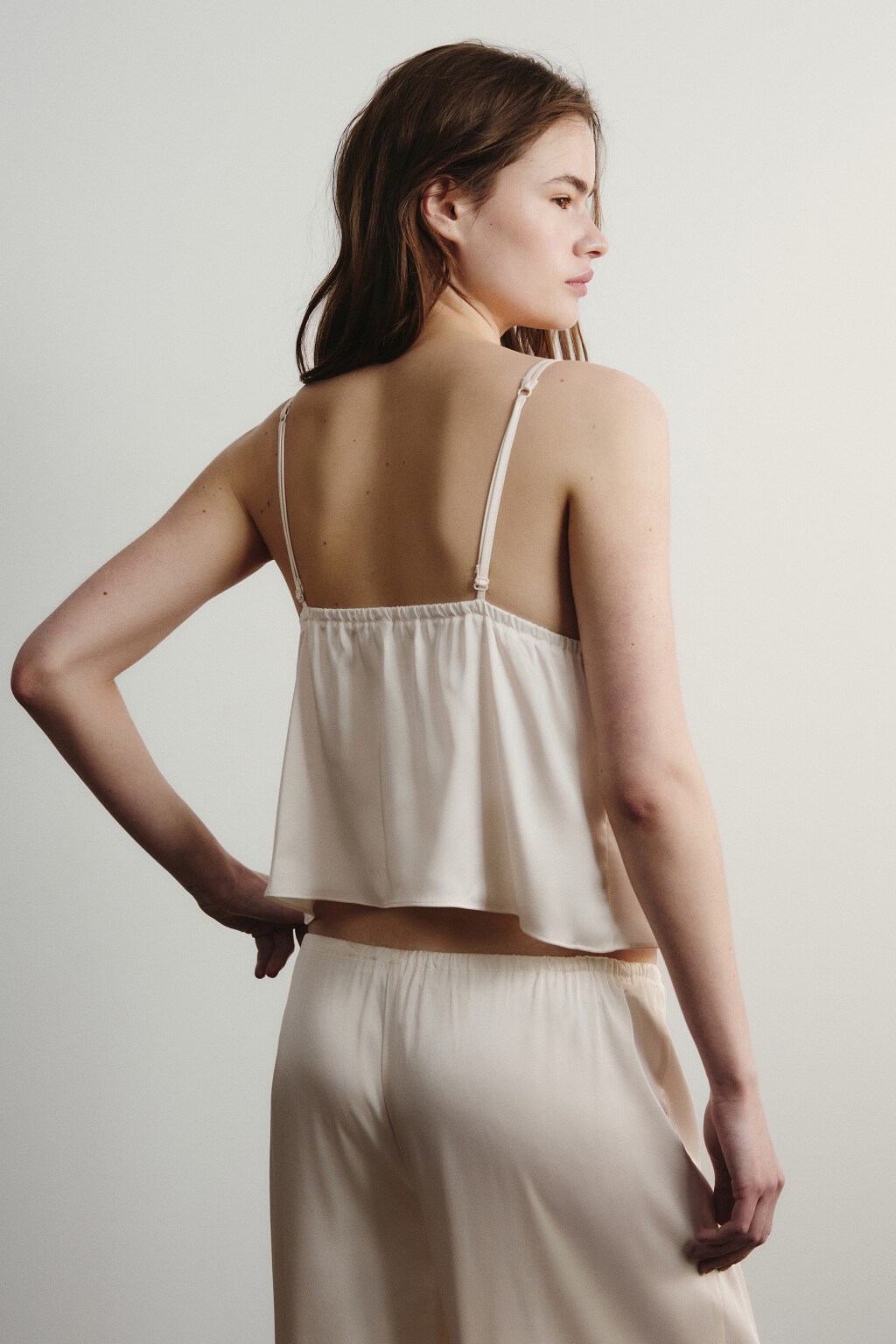 Майка домашняя атласная на тонких бретелях и пуговицах - цвет ванильный - 3