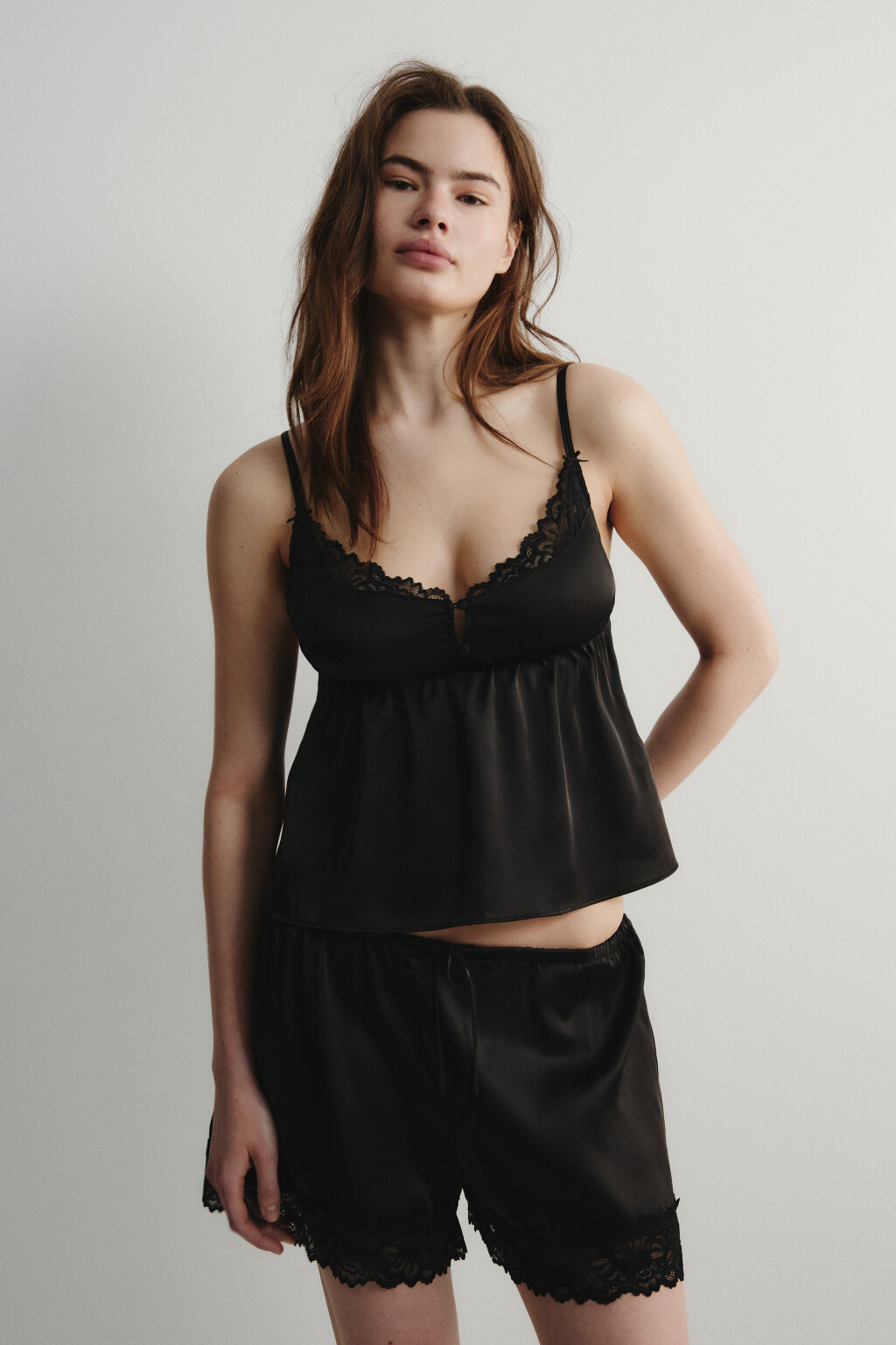 Майка домашняя атласная на тонких бретелях и пуговицах - цвет черный - 2