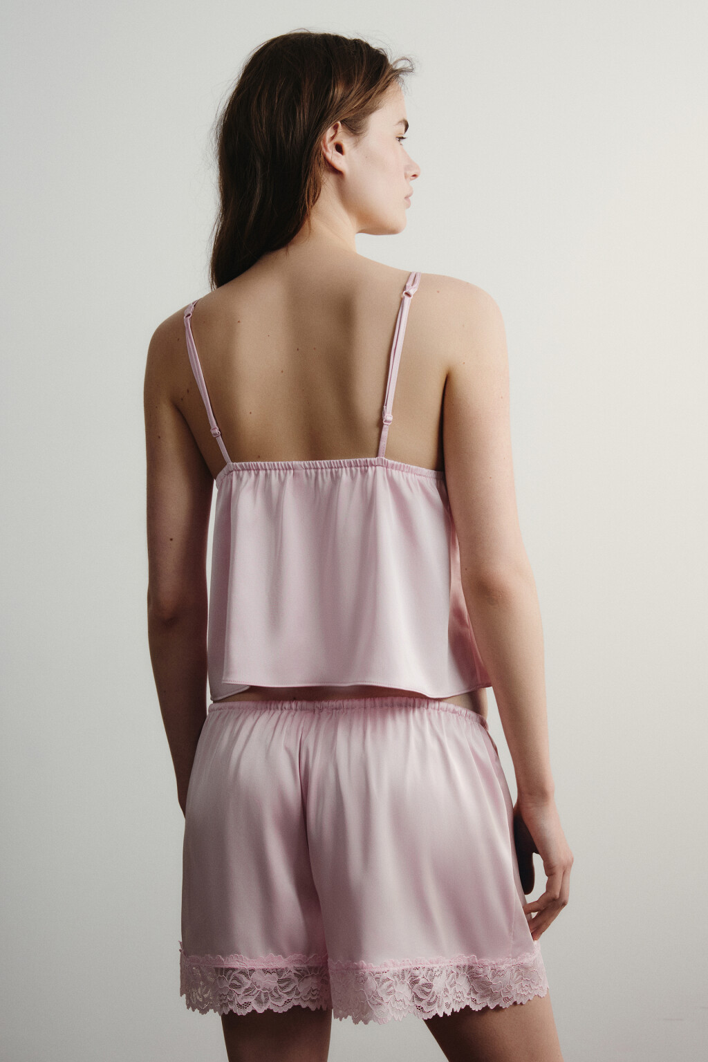 Майка домашняя атласная на тонких бретелях и пуговицах - цвет розовый - 3