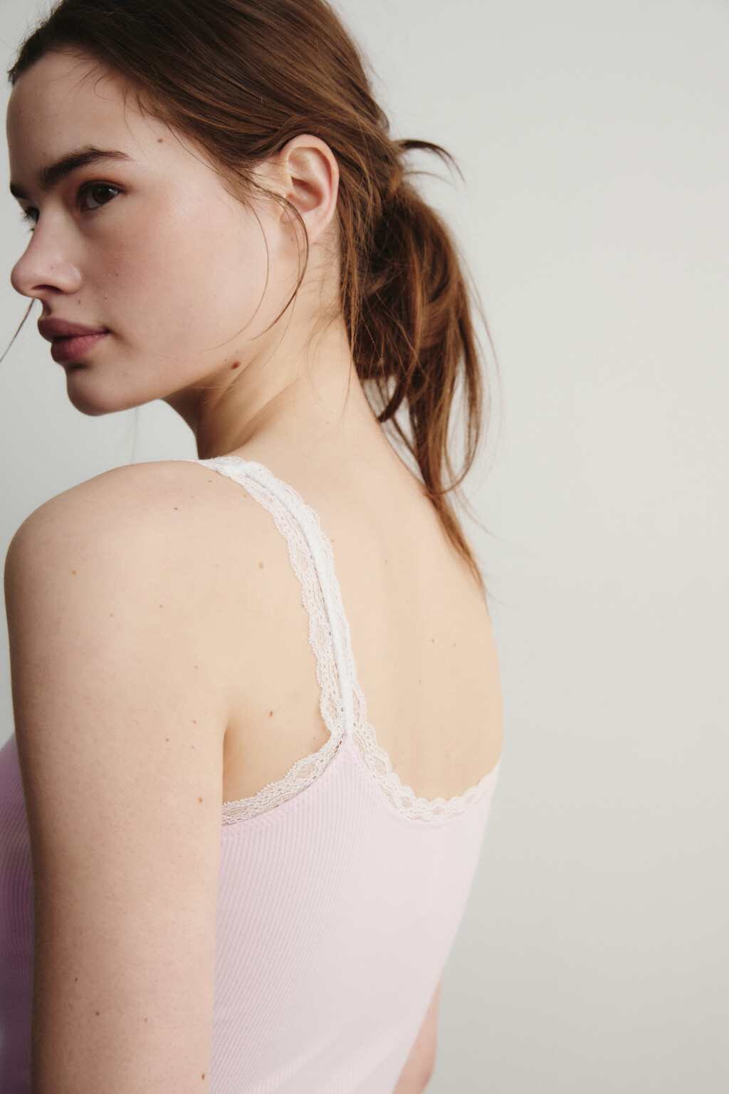 Майка домашняя вискозная приталенная с кружевом - цвет розовый - 7