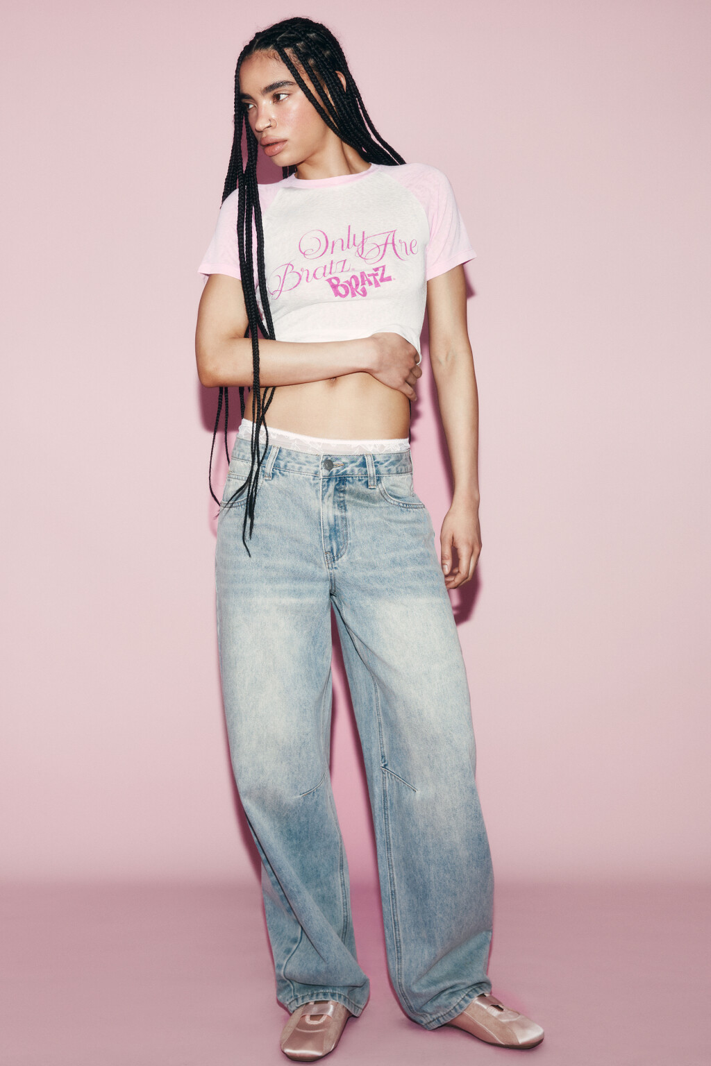 Футболка облегающая с контрастными рукавами и принтом - цвет белый - 2