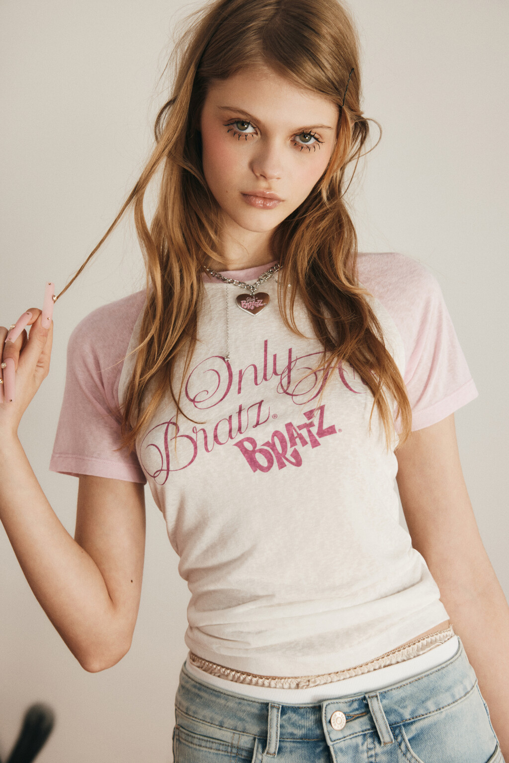 Футболка облегающая с контрастными рукавами и принтом - цвет белый - 1