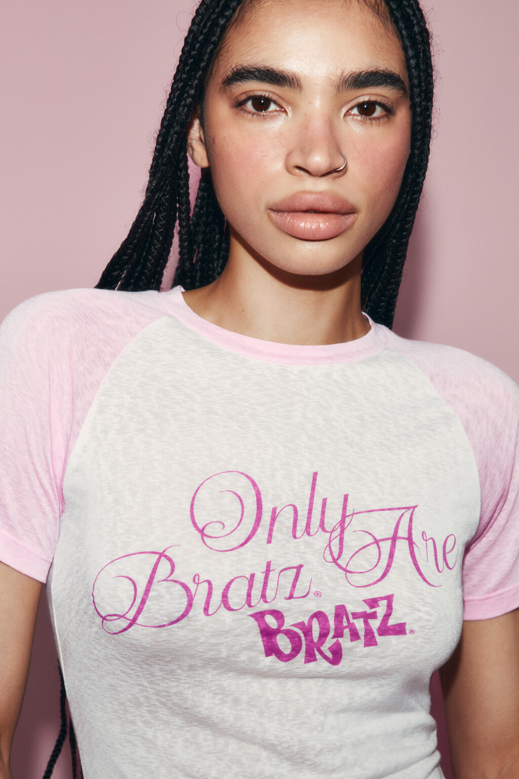 Футболка облегающая с контрастными рукавами и принтом - цвет белый - 6