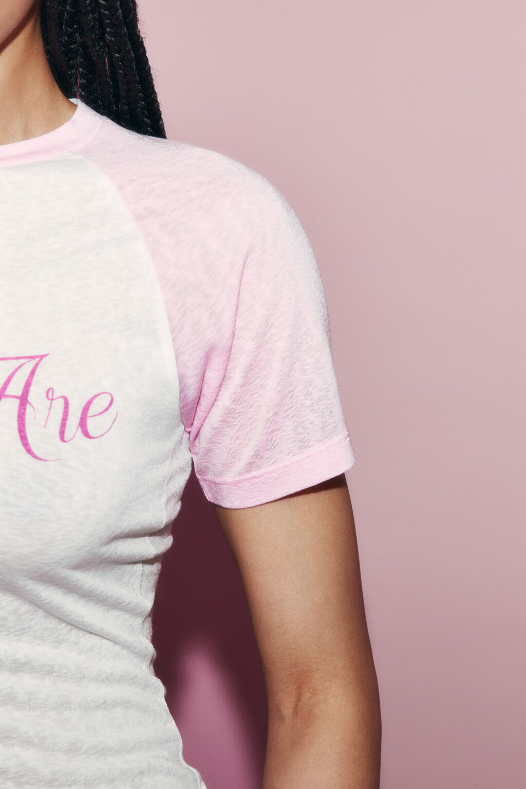 Футболка облегающая с контрастными рукавами и принтом - цвет белый - 7