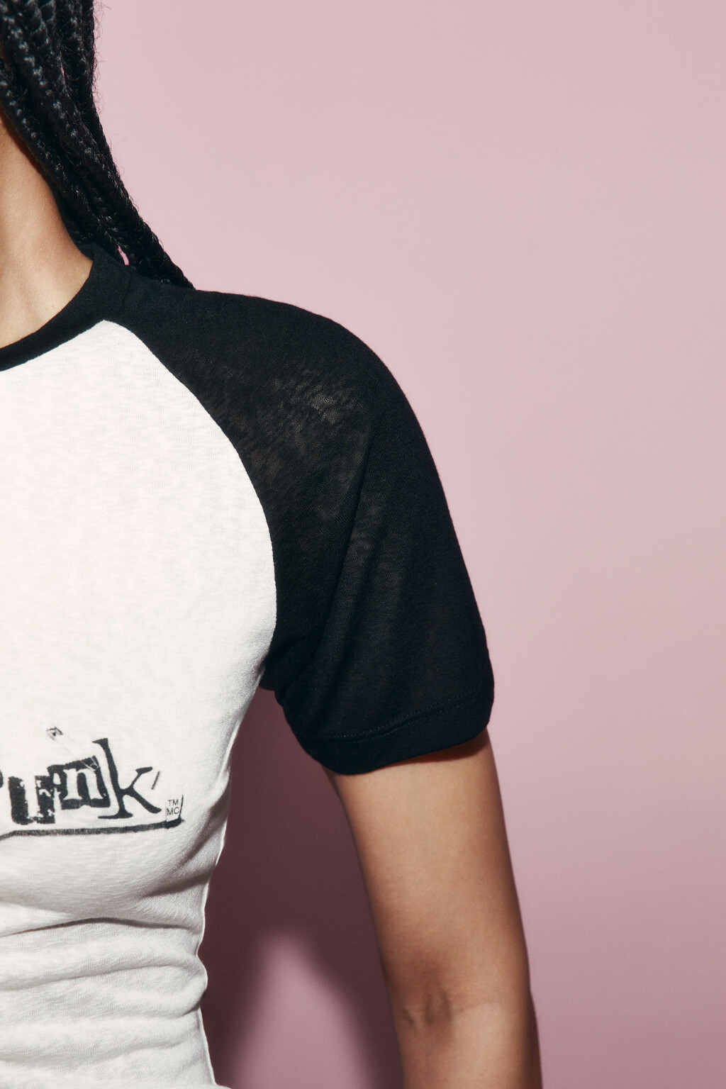 Футболка облегающая с контрастными рукавами и принтом - цвет бежевый - 7