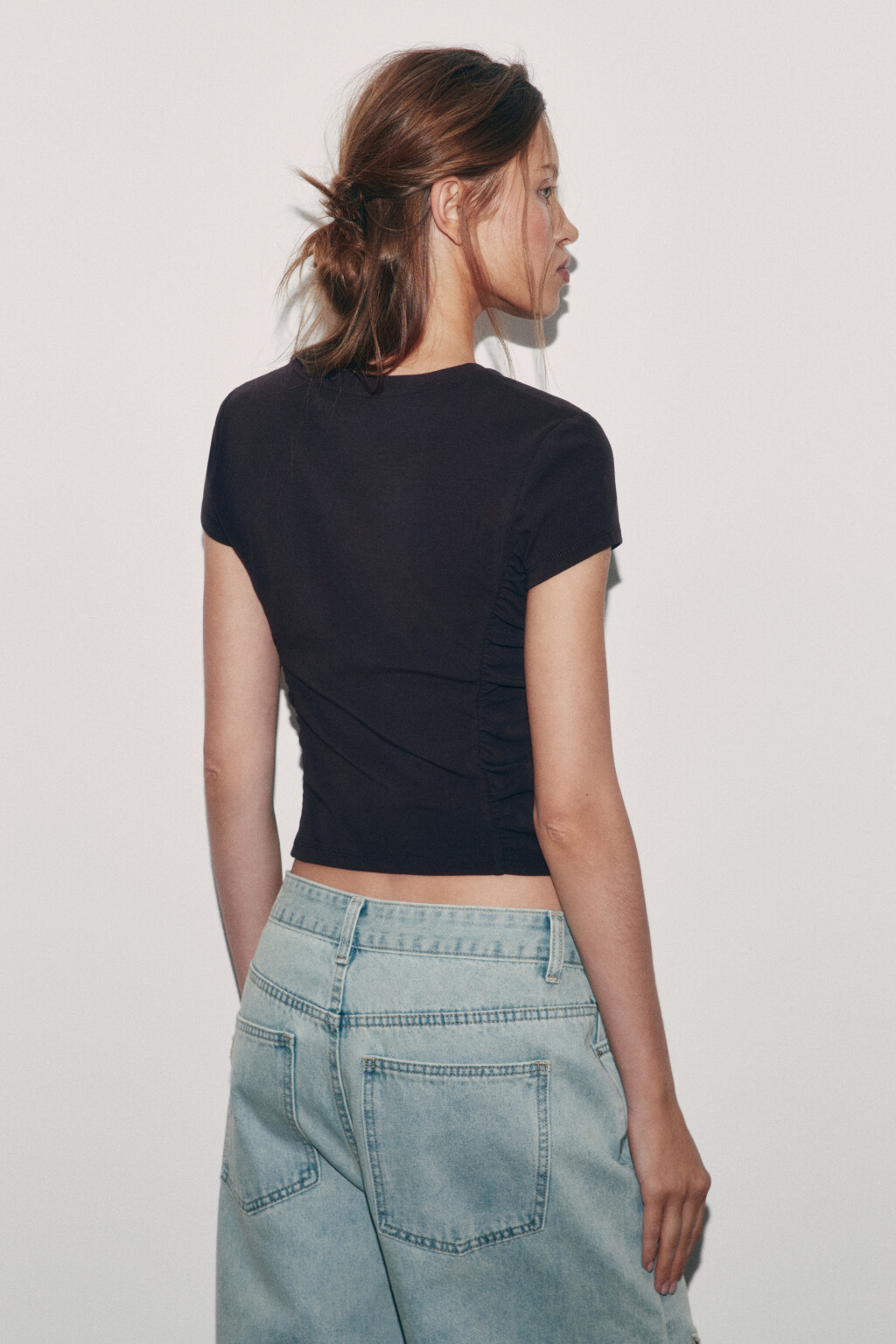 Футболка облегающая с драпировками и принтом - цвет коричневый - 3