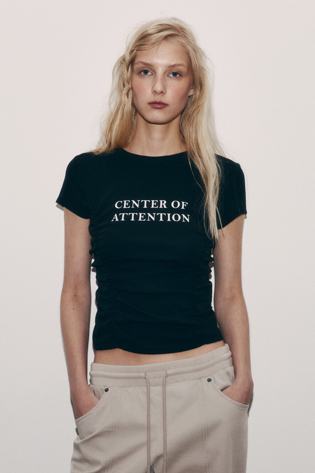 Футболка облегающая с драпировками и принтом - цвет черный - 2