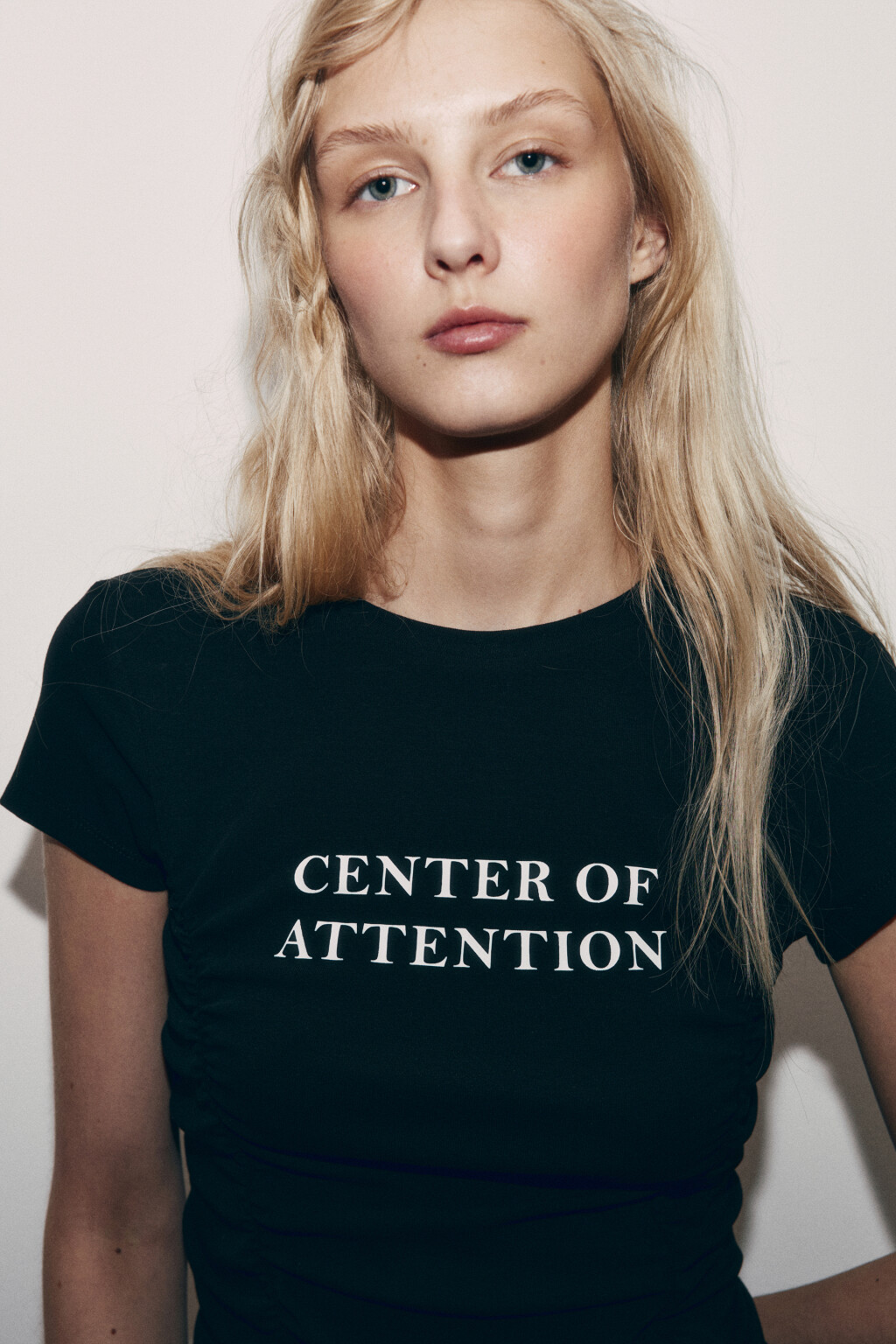 Футболка облегающая с драпировками и принтом - цвет черный - 5