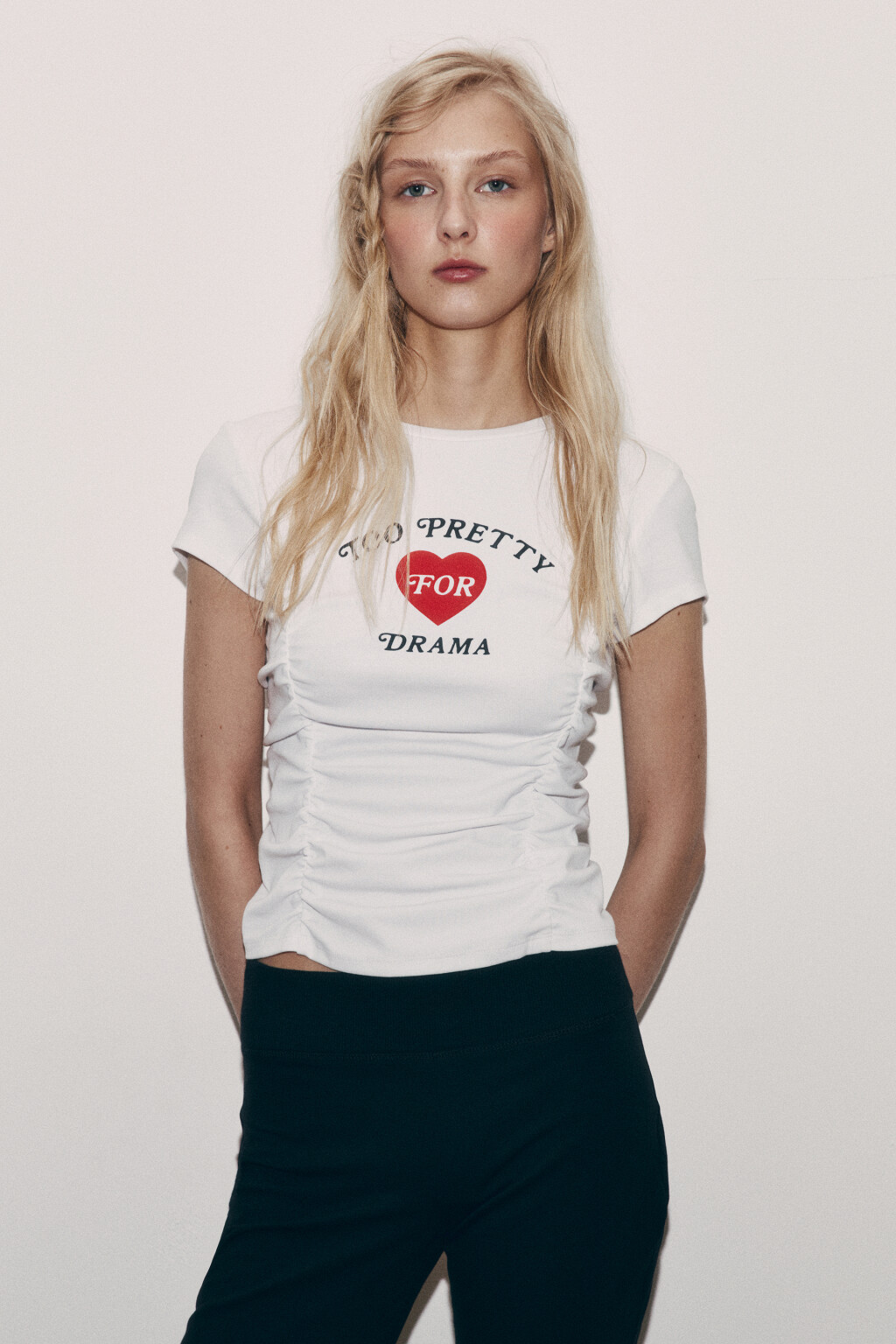 Футболка облегающая с драпировками и принтом - цвет белый - 3