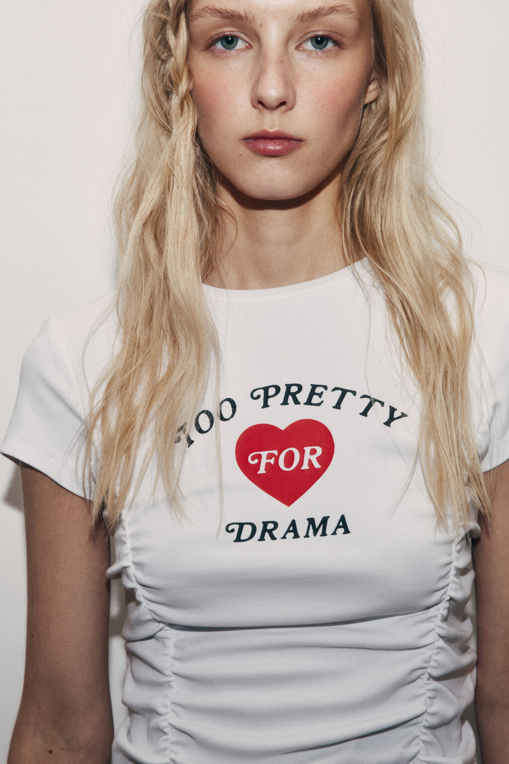 Футболка облегающая с драпировками и принтом - цвет белый - 6