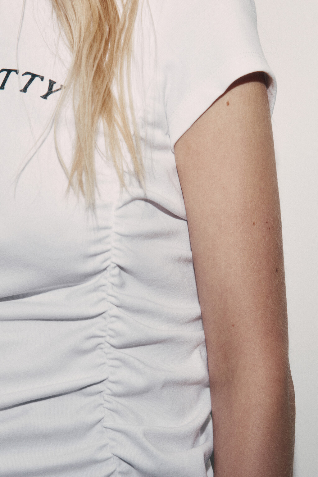 Футболка облегающая с драпировками и принтом - цвет белый - 7