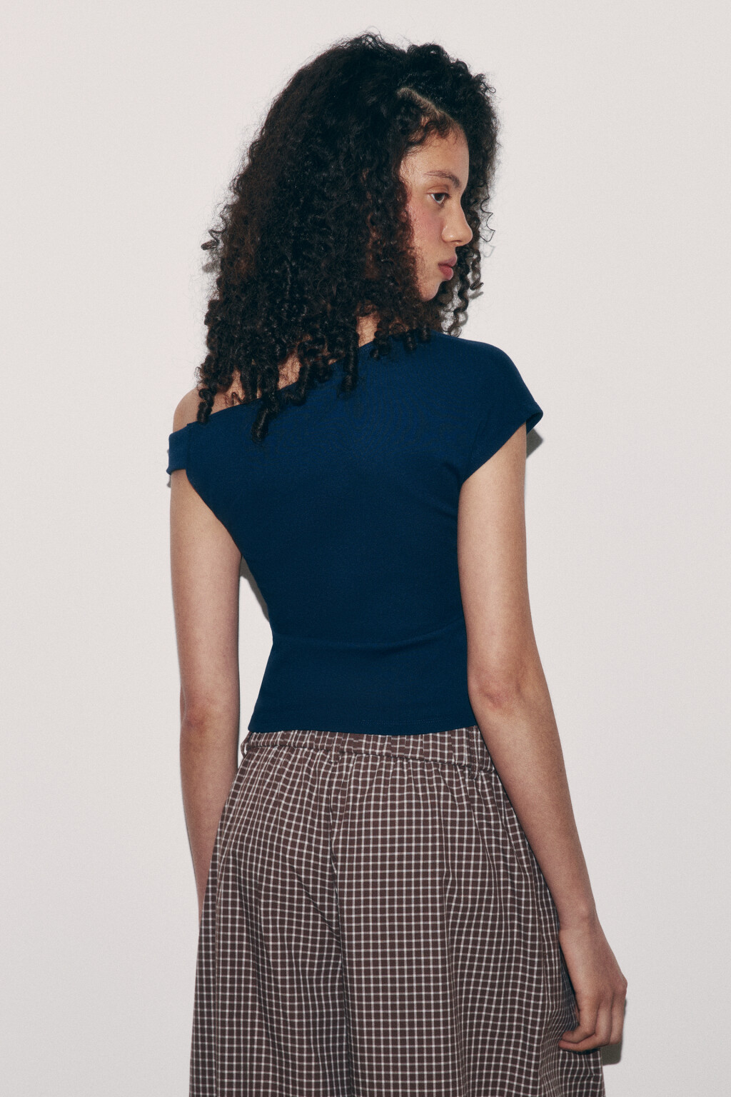 футболка-топ на одно плечо - цвет синий - 4