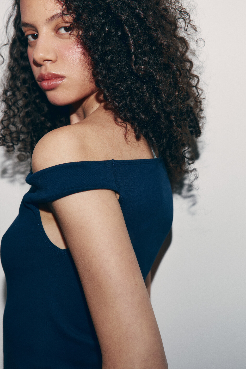 футболка-топ на одно плечо - цвет синий - 6