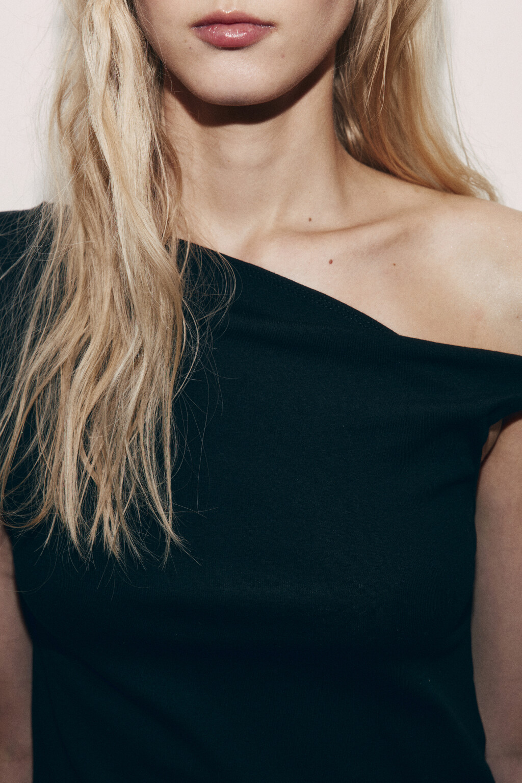 футболка-топ на одно плечо - цвет черный - 5