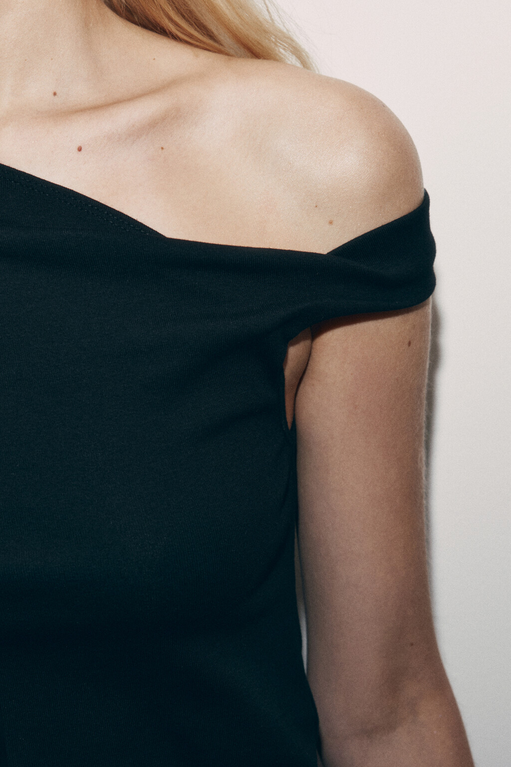 футболка-топ на одно плечо - цвет черный - 6