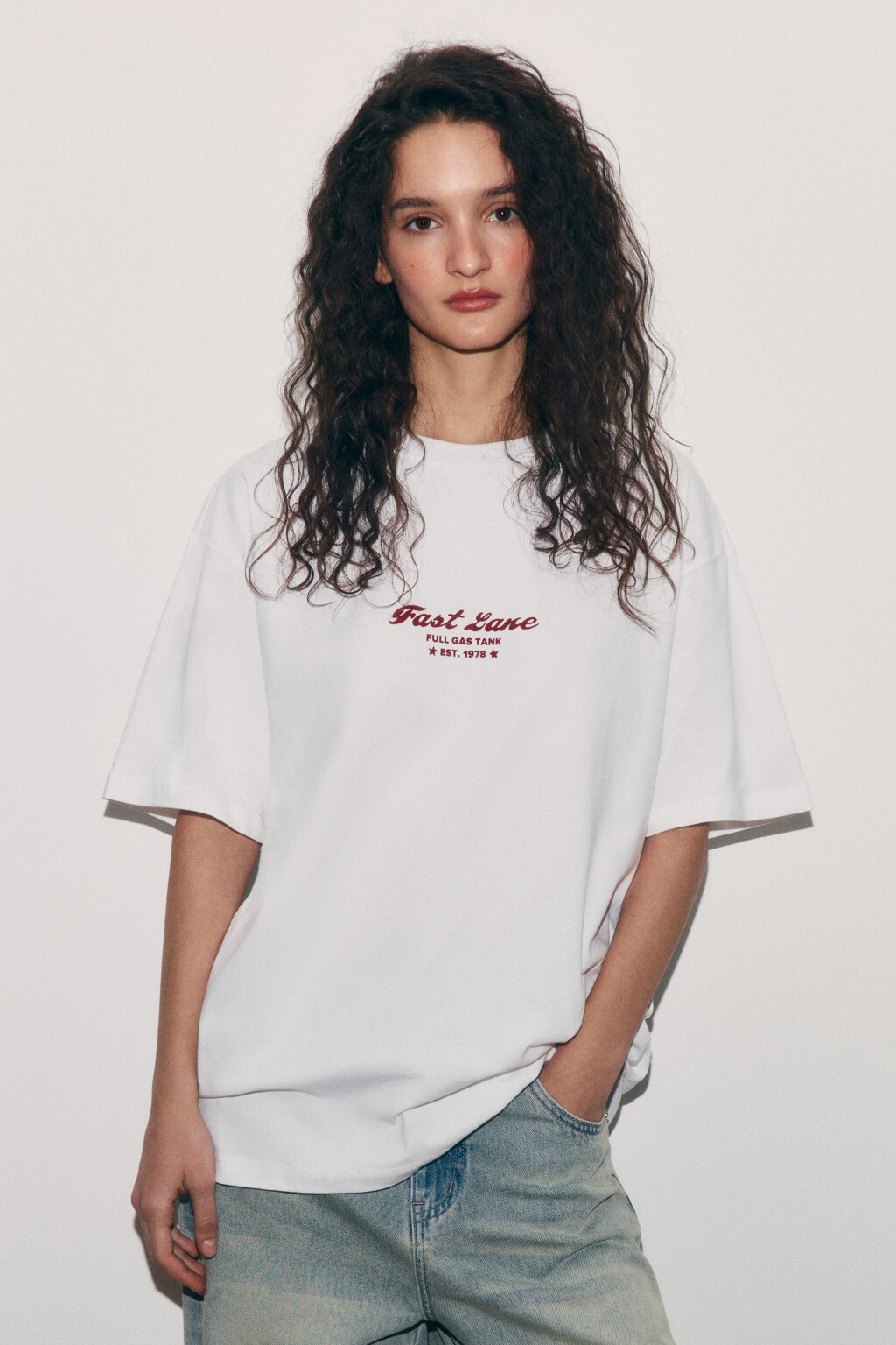 Футболка хлопковая оверсайз с принтом - цвет белый - 2