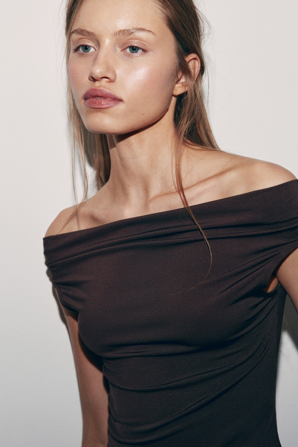 Блузка-топ приталенная с открытыми плечами - цвет коричневый - 5