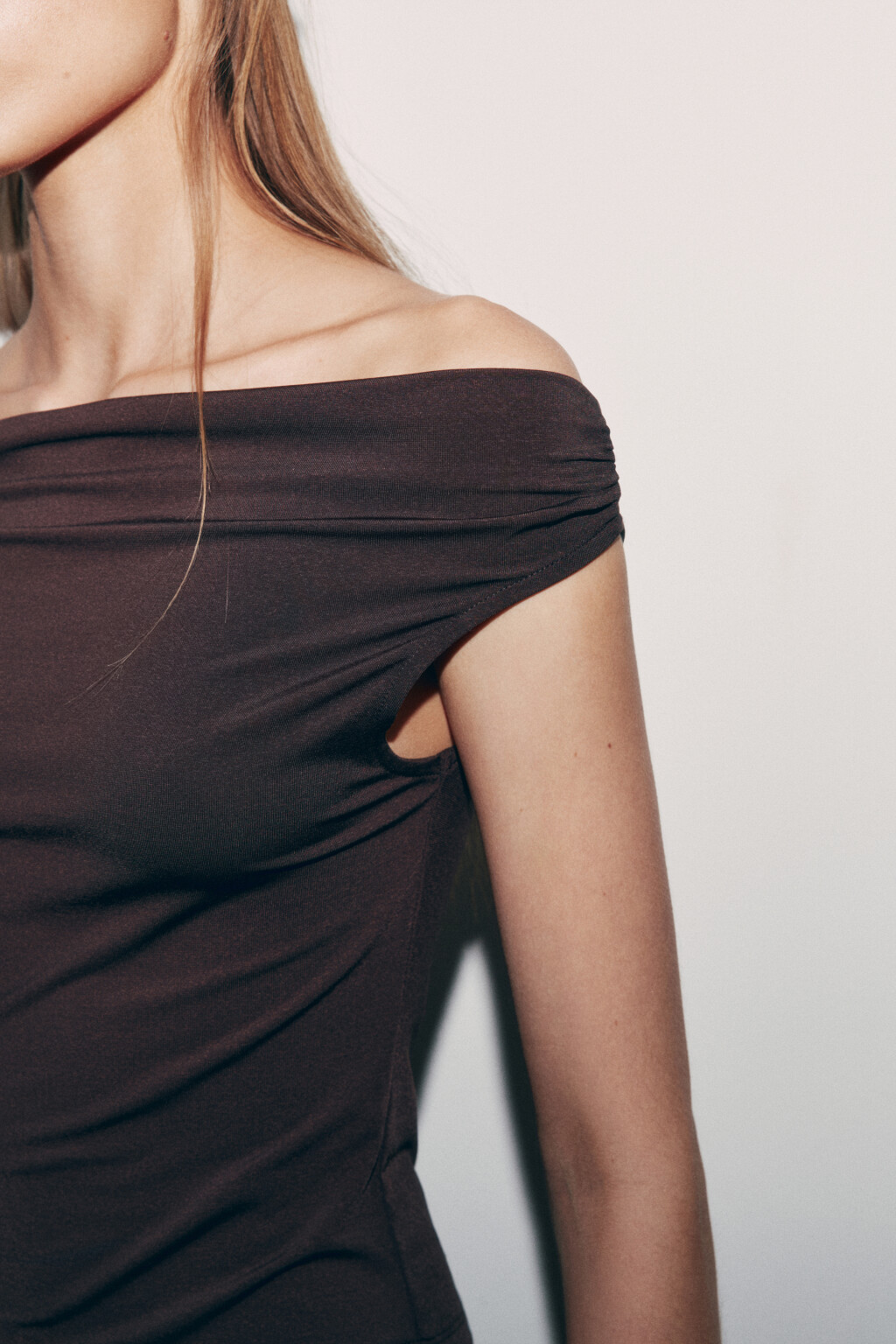 Блузка-топ приталенная с открытыми плечами - цвет коричневый - 6
