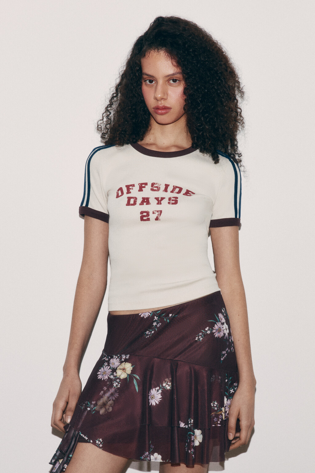 Футболка укороченная с принтом и лампасами - цвет бежевый - 3