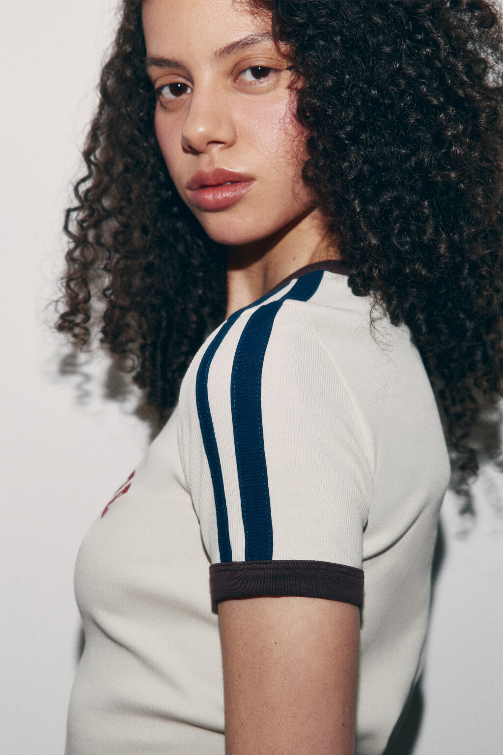 Футболка укороченная с принтом и лампасами - цвет бежевый - 7