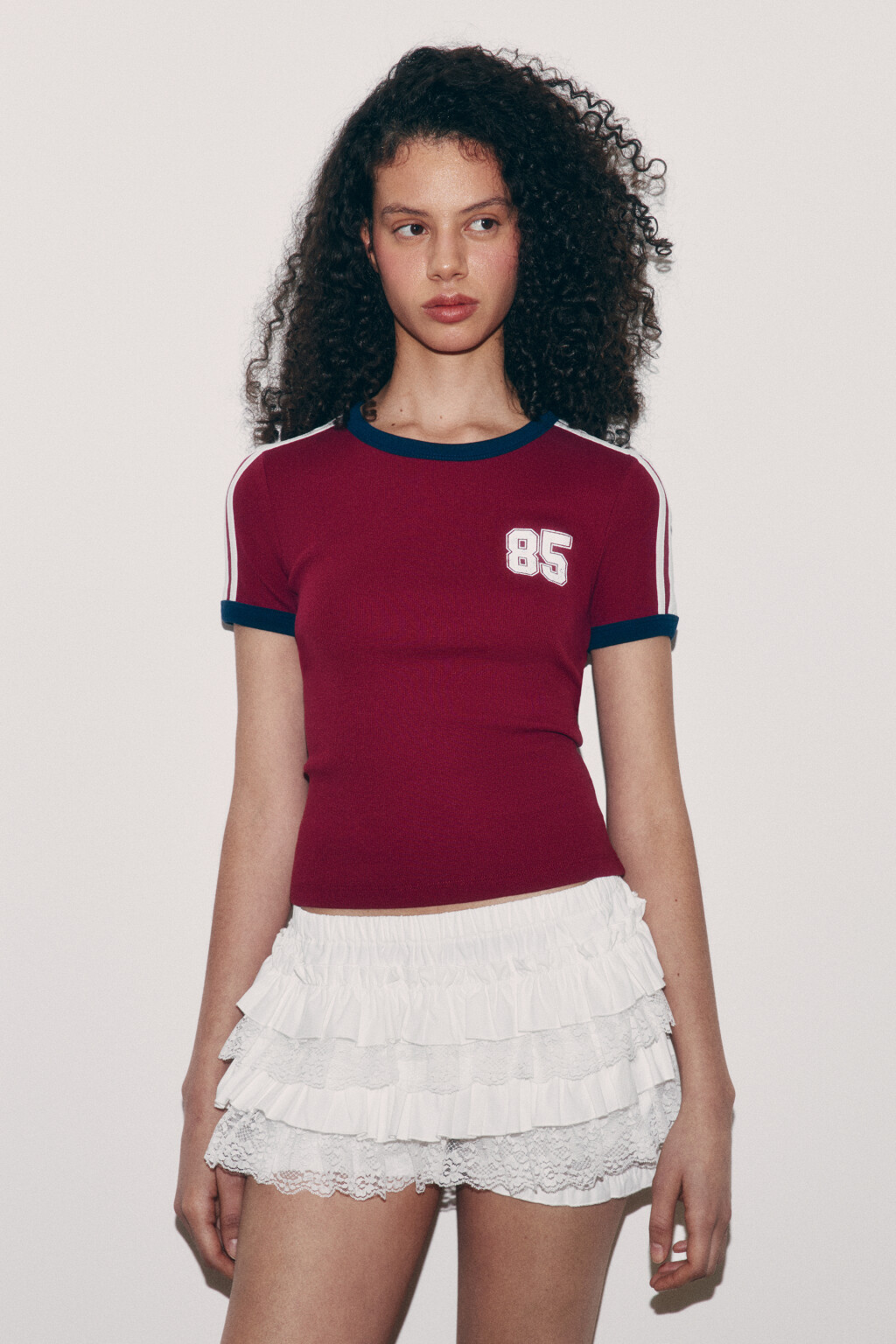 Футболка укороченная с принтом и лампасами - цвет красный - 3