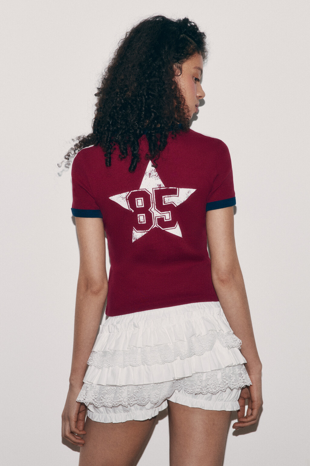 Футболка укороченная с принтом и лампасами - цвет красный - 4