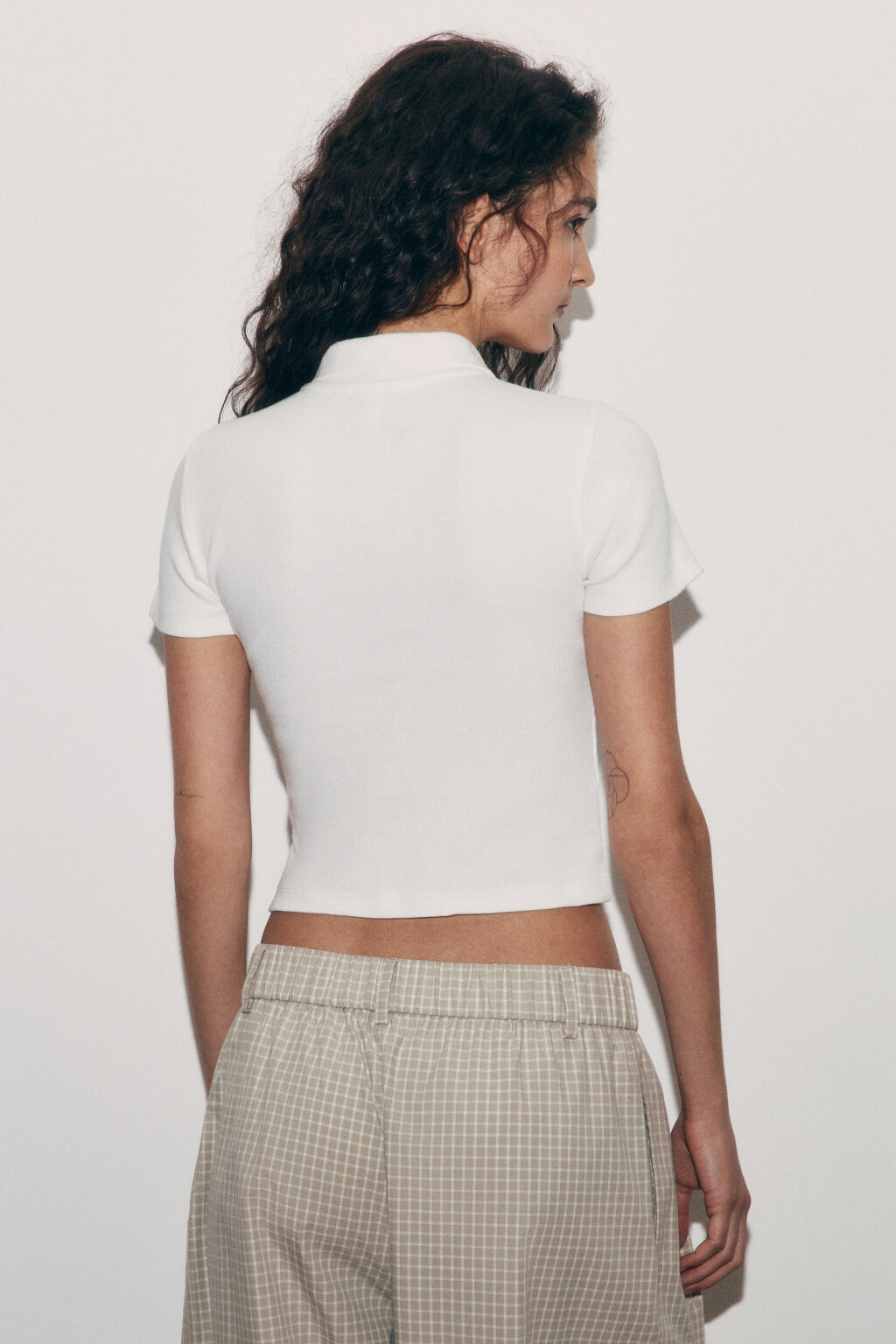 Футболка-поло хлопковая укороченная в рубчик - цвет белый - 4