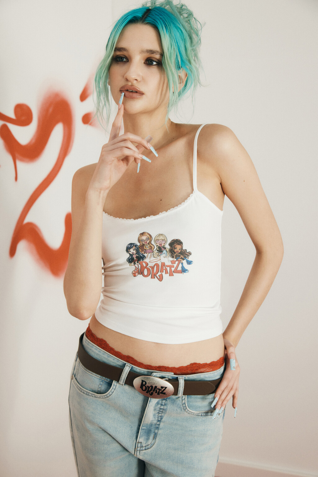 Майка-топ облегающая на тонких бретелях с принтом - цвет белый - 1