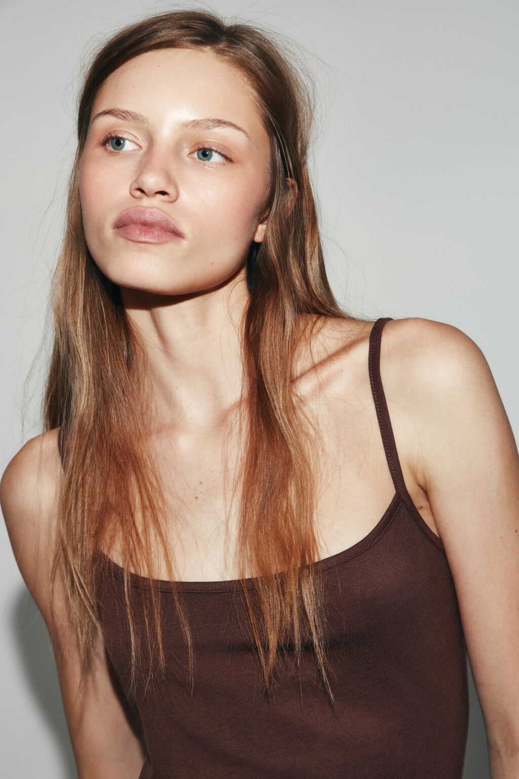 Майка-топ с лиоцеллом на тонких бретелях - цвет коричневый - 6
