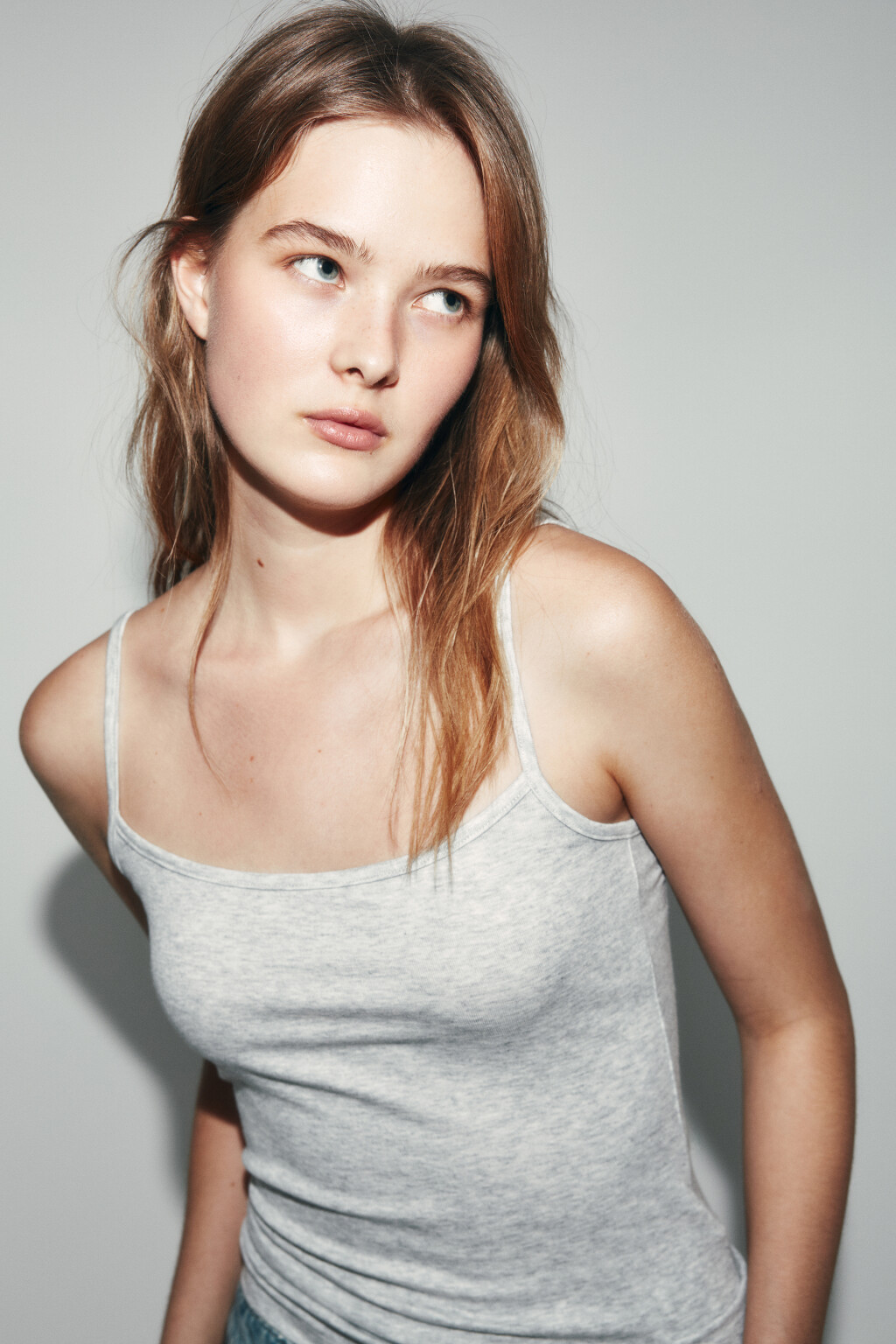 Майка-топ с лиоцеллом на тонких бретелях - цвет серый - 8
