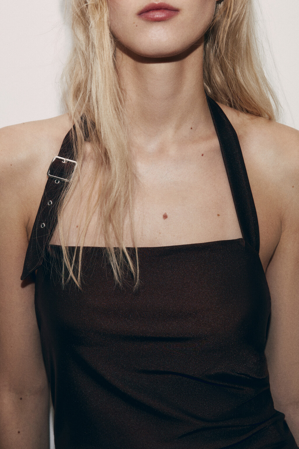 Топ-халтер облегающий с пряжкой - цвет коричневый - 5