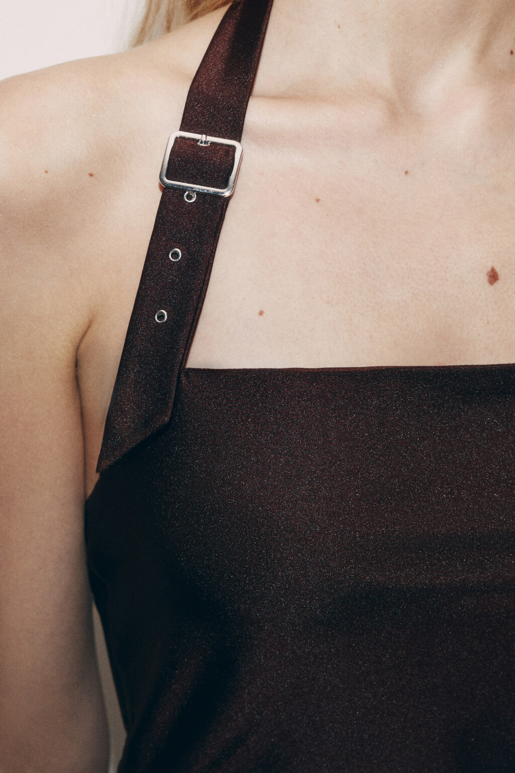 Топ-халтер облегающий с пряжкой - цвет коричневый - 6