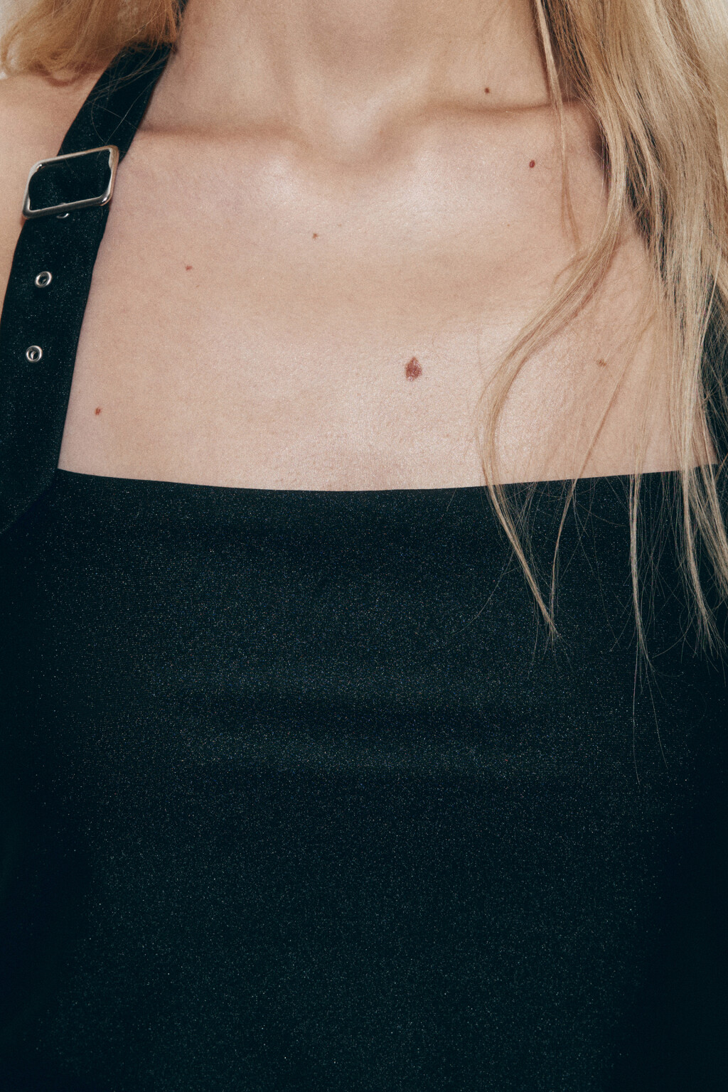 Топ-халтер облегающий с пряжкой - цвет черный - 5