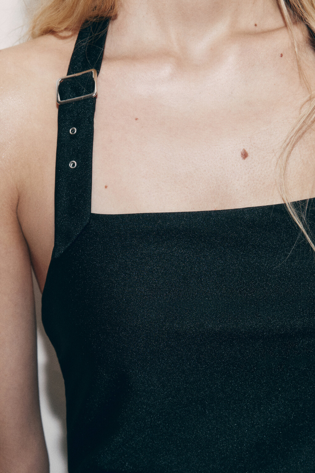 Топ-халтер облегающий с пряжкой - цвет черный - 6