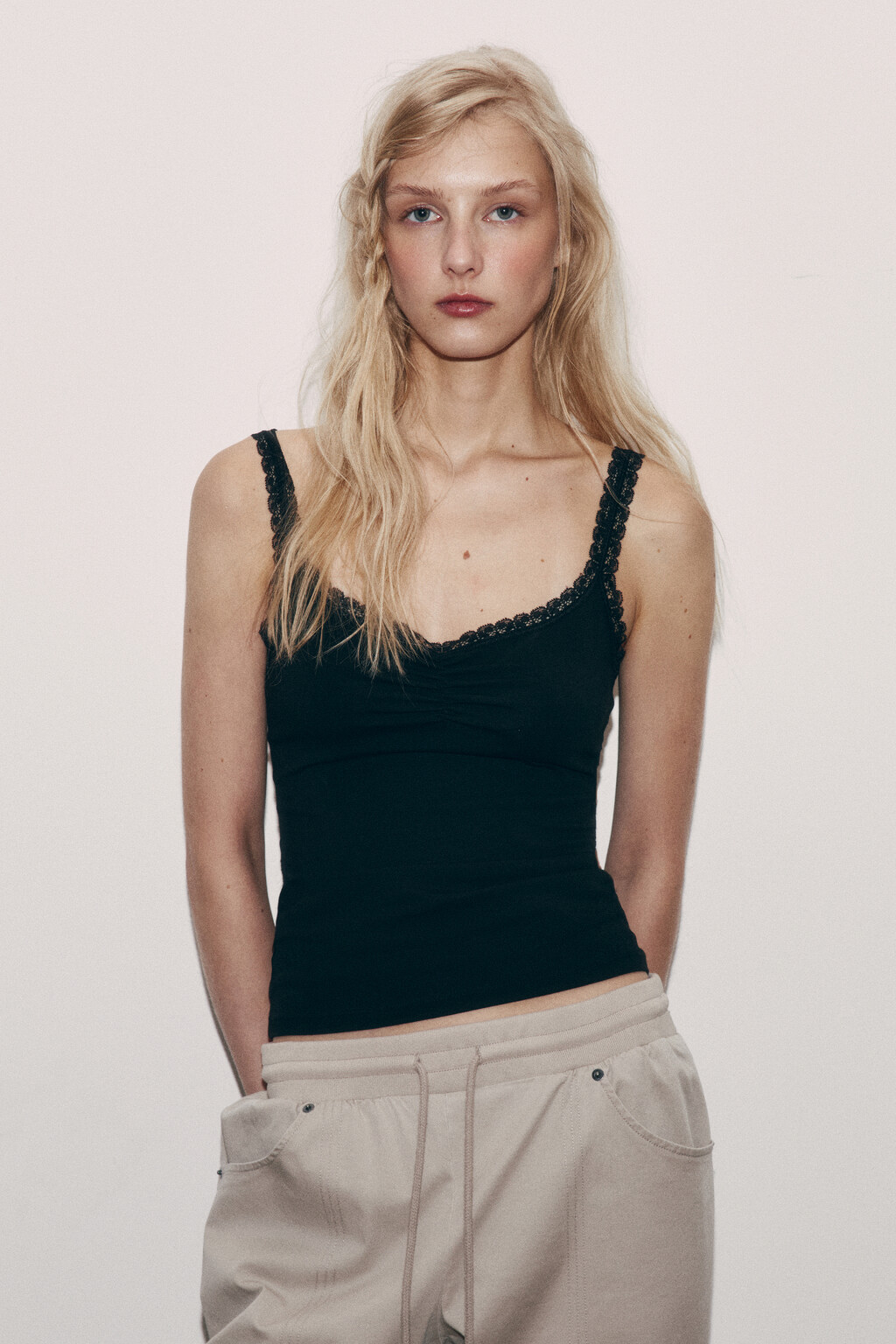 Майка-топ облегающая с кружевом - цвет черный - 2