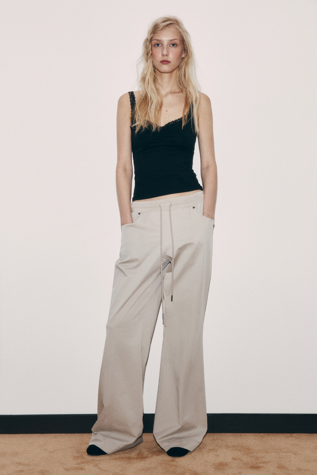 Майка-топ облегающая с кружевом - цвет черный - 4