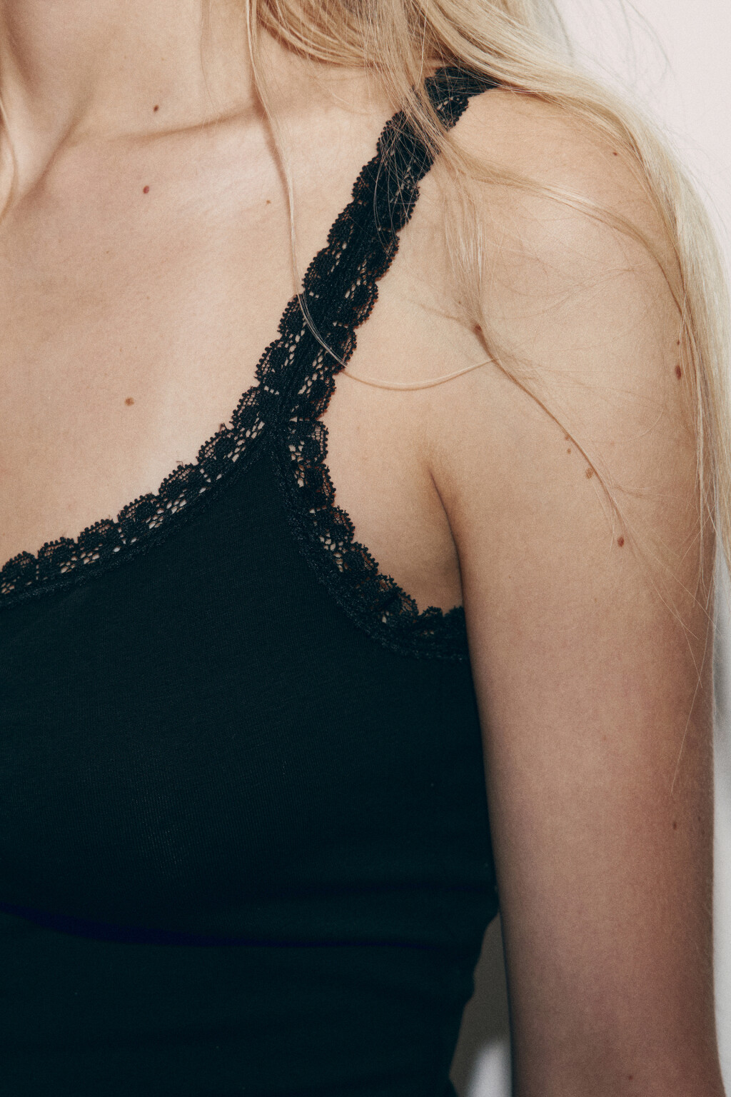 Майка-топ облегающая с кружевом - цвет черный - 6