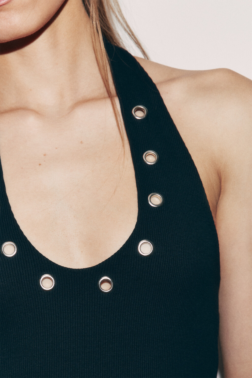 топ-халтер облегающий в рубчик с люверсами - цвет черный - 6