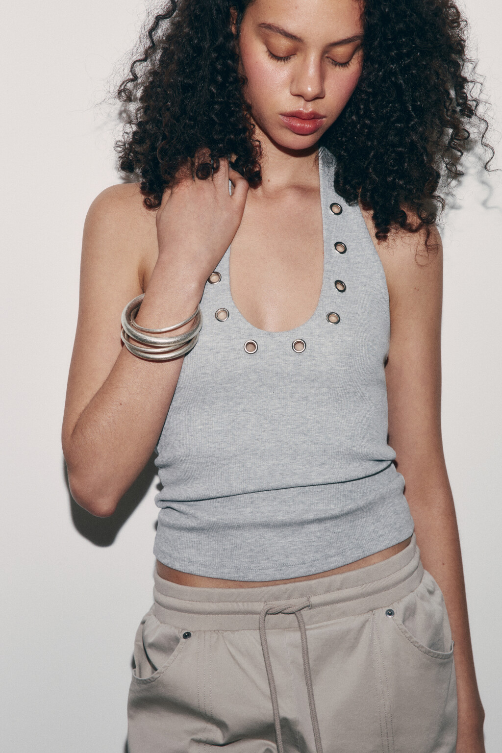 топ-халтер облегающий в рубчик с люверсами - цвет серый - 1