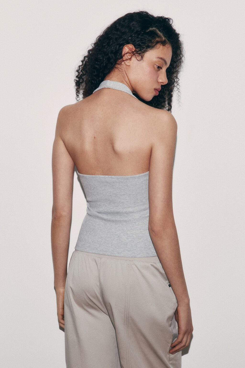 топ-халтер облегающий в рубчик с люверсами - цвет серый - 3