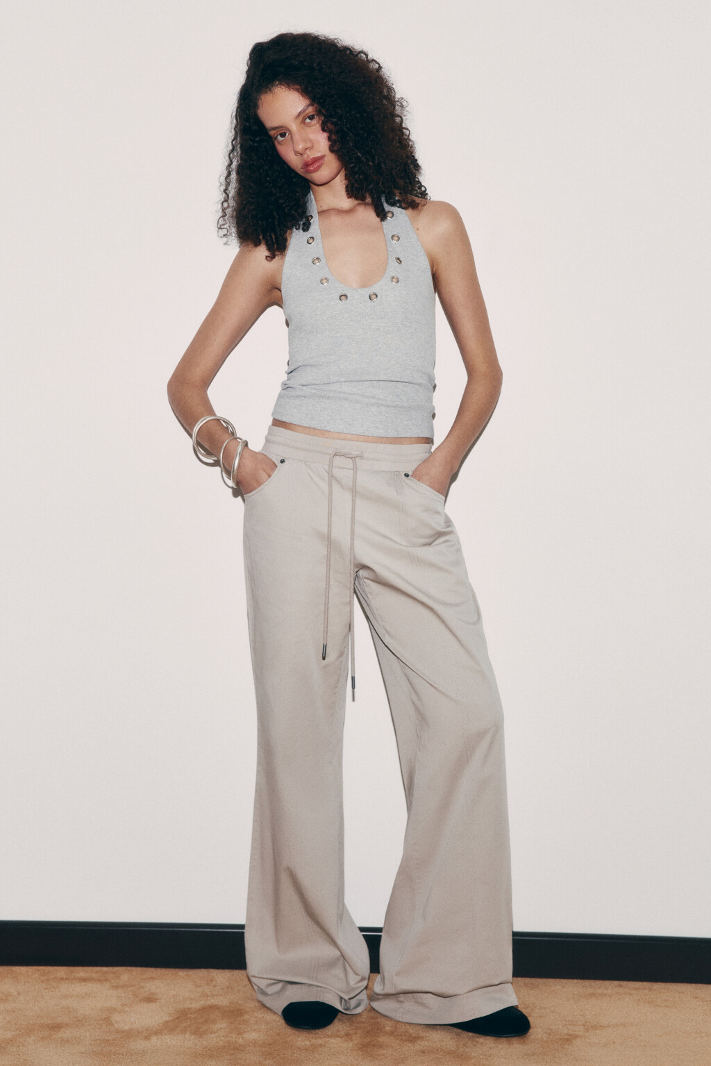 топ-халтер облегающий в рубчик с люверсами - цвет серый - 4