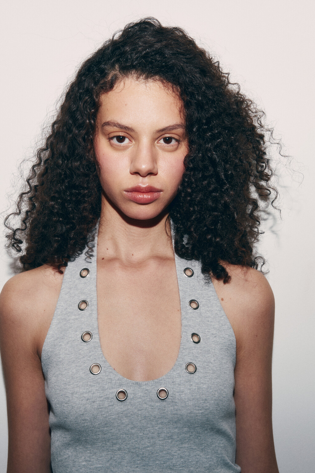 топ-халтер облегающий в рубчик с люверсами - цвет серый - 6