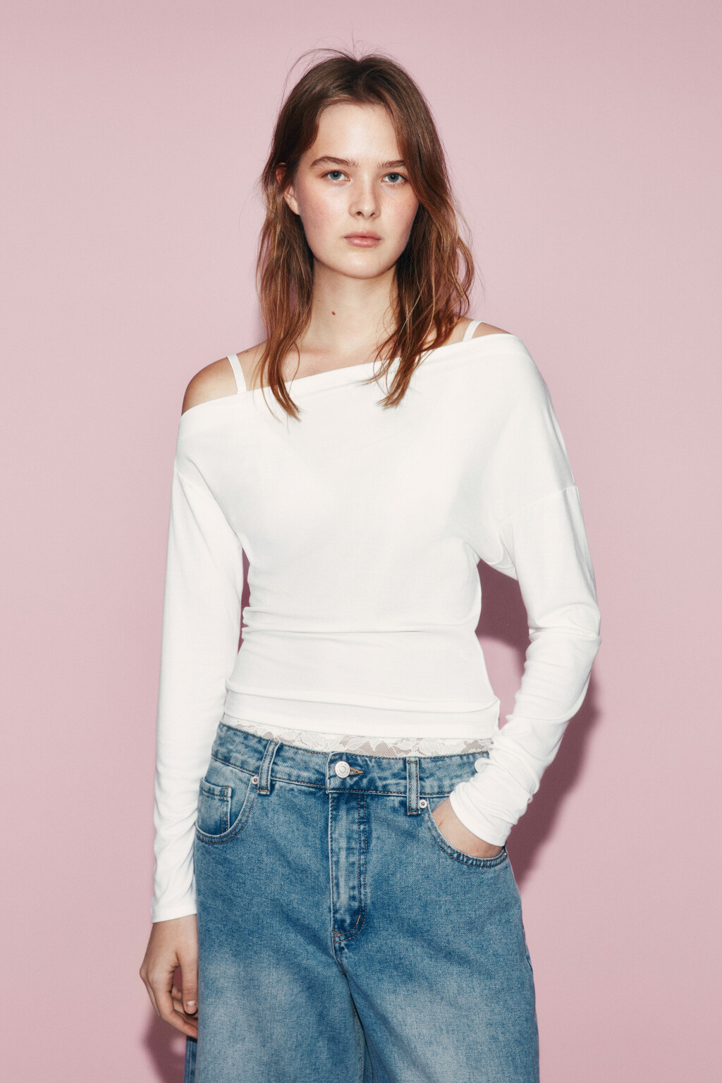 Лонгслив полуприлегающий с лиоцеллом на одно плечо - цвет белый - 2