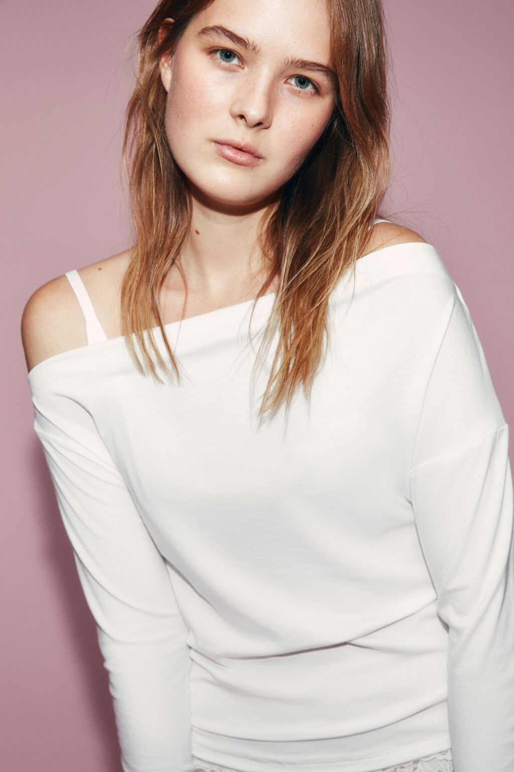 Лонгслив полуприлегающий с лиоцеллом на одно плечо - цвет белый - 5