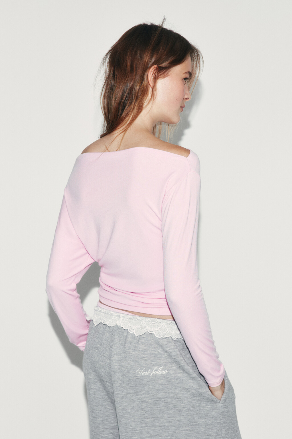 Лонгслив полуприлегающий с лиоцеллом на одно плечо - цвет розовый - 3