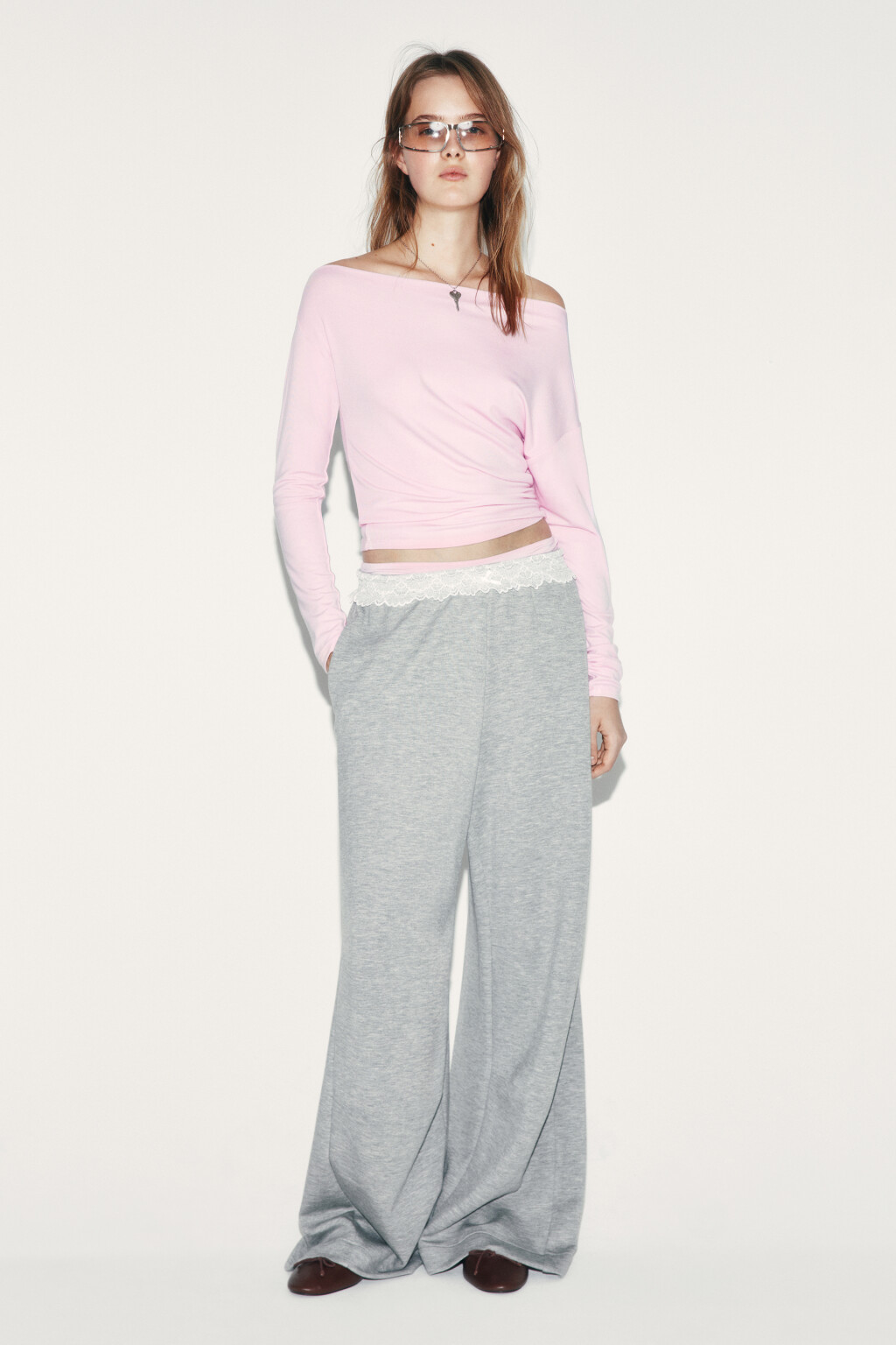 Лонгслив полуприлегающий с лиоцеллом на одно плечо - цвет розовый - 4