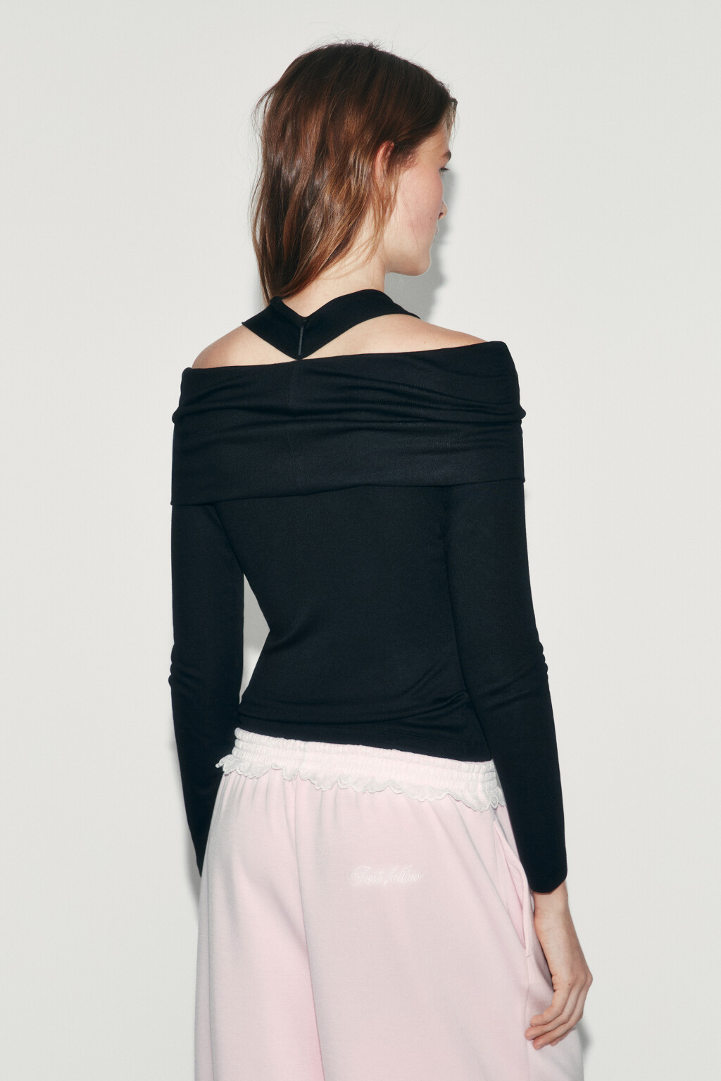 Лонгслив полуприлегающий off-shoulders с шарфом - цвет черный - 3