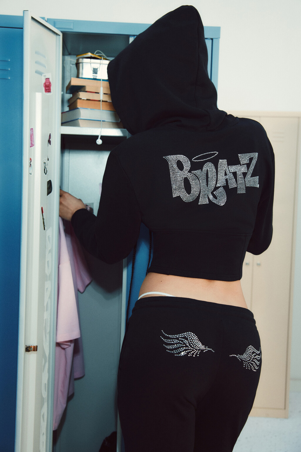 Худи на молнии укороченная с капюшоном и стразами - цвет черный - 1